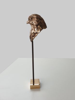 Bronze interior bird valk is bronzen beeld van een torenvalk | bronzen beelden en tuinbeelden, figurative bronze sculptures van Jeanette Jansen |