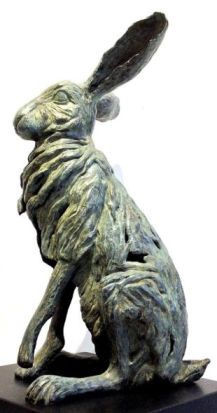 Aangenaam Haas is een bronzen beeld van een haas | bronzen beelden en tuinbeelden, figurative bronze sculptures van Jeanette Jansen |