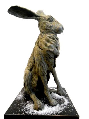 Aangenaam Haas is een bronzen beeld van een haas | bronzen beelden en tuinbeelden, figurative bronze sculptures van Jeanette Jansen |