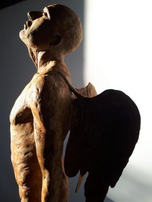 Icarus-de overweging is een bronzen gevleugeld mannensculptuur | bronzen beelden en tuinbeelden, figurative bronze sculptures van Jeanette Jansen |