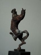 Proud-trots is een steigerend paard van brons | bronzen beelden en tuinbeelden, figurative bronze sculptures van Jeanette Jansen |