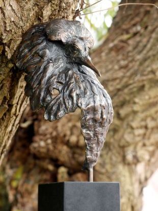 Charmeur-de verleider is een bronzen beeld van een kemphaan | bronzen beelden en tuinbeelden, figurative bronze sculptures van Jeanette Jansen |