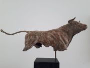 Fuerte-sterk is een bronzen stier | bronzen beelden en tuinbeelden, figurative bronze sculptures van Jeanette Jansen |