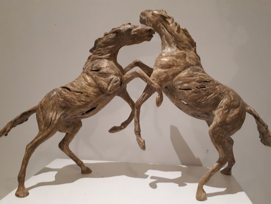 Showdown-krachtmeting bronzen beeld van strijdende paarden | bronzen beelden en tuinbeelden, figurative bronze sculptures van Jeanette Jansen |