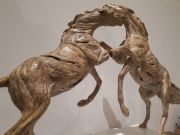 Showdown-krachtmeting bronzen beeld van strijdende paarden | bronzen beelden en tuinbeelden, figurative bronze sculptures van Jeanette Jansen |