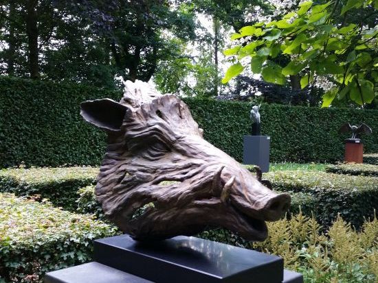 De adjudant is een bronzen portret van een wild everzwijn | bronzen beelden en tuinbeelden, figurative bronze sculptures van Jeanette Jansen |