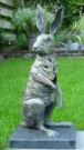 Bonjour-goedemorgen is een bronzen beeld van een vrolijke haas | bronzen beelden en tuinbeelden van Jeanette Jansen |