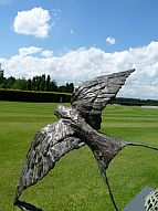 Libre-vrij is een bronzen beeld van een zwaluw in volle vlucht | bronzen beelden en tuinbeelden van Jeanette Jansen |