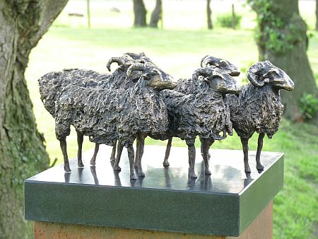 Togetherness-verbondenheid is een bronzen beeld van een kudde Drentse Heideschapen [bronzen beelden en tuinbeelden van Jeanette Jansen]